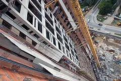 На Куйбышева башенный кран со стройки упал на жилой дом