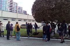 Медвежонок с дрессировщиками пообщался с прохожими возле Цирка в Екатеринбурге