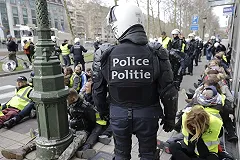 В охваченный протестами Париж вошла бронетехника