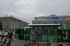 В Екатеринбурге пассажиры, угрожая ножом, устроили дебош в автобусе
