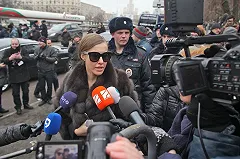 Собчак выбирает страну, в которую сможет эмигрировать из России