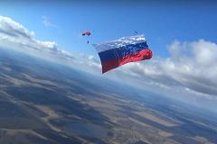 Под Екатеринбургом парашютисты прыгнули с огромным флагом России, установив рекорд страны (ВИДЕО)