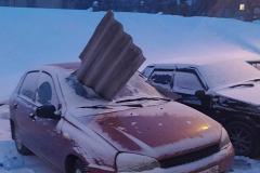 В Каменске-Уральском огромный кусок шифера упал на автомобиль