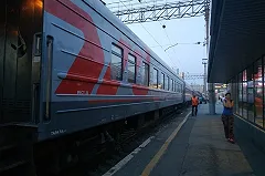 На Урале пьяный пассажир поезда напал на женщину с ребенком