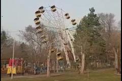 В Приморском крае в парке аттракционов рухнуло колесо обозрения.