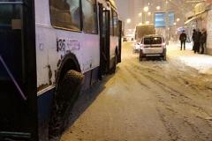 В Екатеринбурге у троллейбуса лопнуло колесо