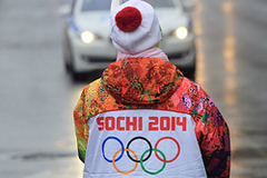 Олимпийский огонь перекинулся на шапку факелоносца