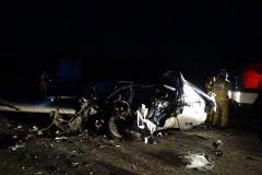 Три человека погибли в столкновении ВАЗ-2112 и "КамАЗа" на Тюменском тракте