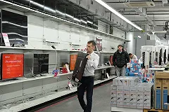 Население вновь скупает бытовую технику, опасаясь, что она подорожает