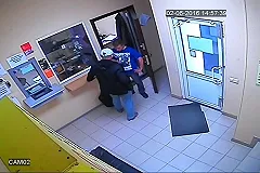 Налетчик ранил ножом сотрудника ломбарда в Екатеринбурге