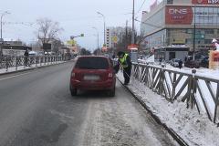 В Екатеринбурге девочка поскользнулась на дороге и попала под машину