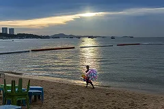 Туристам в Испании пригрозили крупными штрафами за резиновых женщин