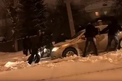 Застрявшую на рельсах машину полчаса вытаскивали пассажиры трамвая