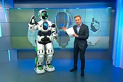 Ряженного в костюм робота Бориса танцора привели в студию «России 24»