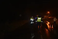 Гибель пешехода, который сидел посреди оживленной трассы, попала на видео