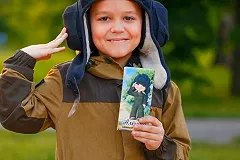 В честь мальчика, приветствующего военных, выпустили шоколад «Алешка»