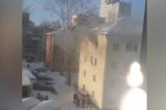 СМИ сообщило подробности пожара в екатеринбургском доме, из окна которого выпрыгнула женщина