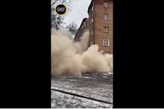 В доме в Ростове-на-Дону, откуда ранее вывезли жильцов, обрушился подъезд (ВИДЕО)