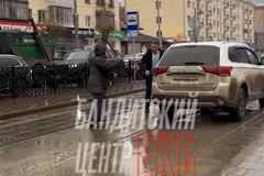 В центре Екатеринбурга дедушка с тростью подрался с автохамом