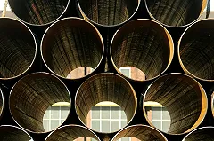 Металлические трубы рухнули на рабочих из-за сбоя в электроснабжении на ПНТЗ