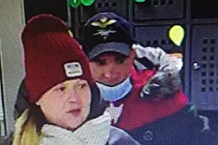 Екатеринбургские полицейские ищут молодую пару, укравшую у мужчины деньги и документы в магазине