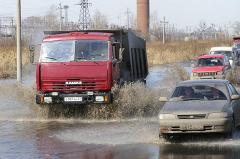 В Екатеринбурге на тротуаре провалился грузовик с песком