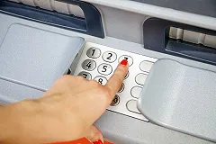 Свердловчанка потеряла все деньги с карты при продаже гаражного бокса