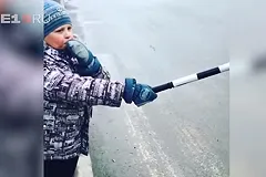 На Уралмаше ребенок с жезлом ДПС пытался разрулить дорожную ситуацию