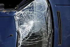 Директору УК домов на Евгения Савкова топором изрубили машину