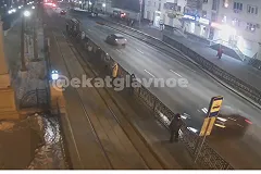 «Влетел в забор». Водитель BMW едва не сбил пешехода в центре Екатеринбурге во время дрифта