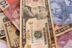 Курс доллара в ходе торгов превысил 56 рублей, евро — 63