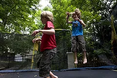 В Екатеринбурге сильный ветер перевернул детский батут