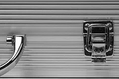 На границе с Испанией задержали женщину с африканцем в чемодане