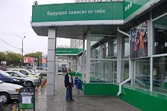 На Малышева ранним утром ограбили салон «Мегафона». «Вынесли за 3 минуты»