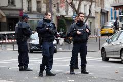 В Париже мужчина взял в заложники трех человек