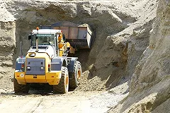 В Белоярском насмерть засыпало землей рабочего, чинившего канализацию