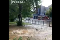 На улице Опалихинской разлилась коммунальная «река»