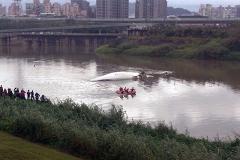 В Тайбэе пассажиры остаются заблокированными в рухнувшем в реку самолете