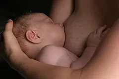 DM: австралийский Elle раскритиковали из-за обложки с кормящей младенца моделью