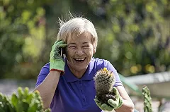 На Урале пенсионерка пришла в салон перевести на чужой телефон 150 тысяч рублей