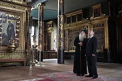 В Cети обсуждают видео, где Путин приветствует голубя