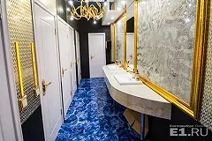 Золотой туалет сотрудникам УрГЭУ подарили выпускники из «Сима-ленд»