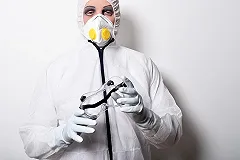 Москвич вызвал на дом врачей для своего ребёнка и избил их за защитные костюмы