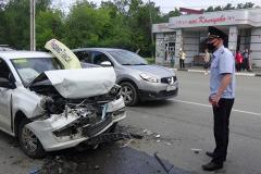 В Екатеринбурге таксист уснул за рулем, врезался в экскаватор и едва не погубил трёх студенток