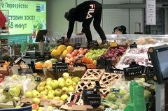 В Екатеринбурге сотрудник «Перёкрестка» забрался на прилавок с фруктами