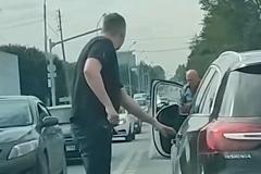 В центре Екатеринбурга водитель кроссовера избил таксиста и уехал с места происшествия на красный