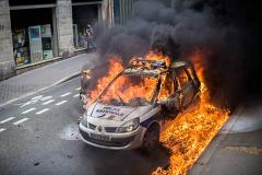 Под Парижем преступники пытались заживо сжечь полицейских в машине