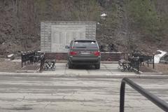В Первоуральске водитель припарковал автомобиль на мемориале воинам ВОВ