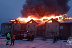 Крыша придорожной гостиницы горит в Свердловской области