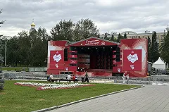 Гигантскую строительную перчатку установят на Плотинке в День строителя (ФОТО)